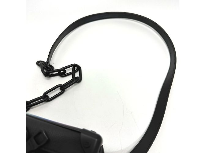 Borsa a Spalla Mini Soft Trunk Taiga Louis Vuitton Nero - vista 7