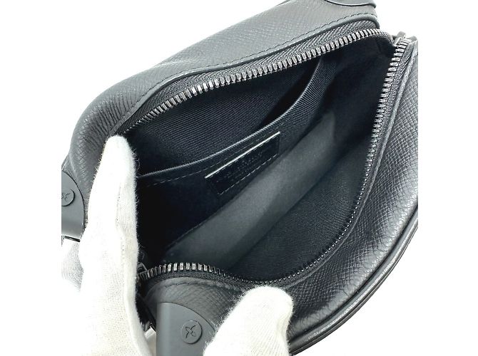 Borsa a Spalla Mini Soft Trunk Taiga Louis Vuitton Nero - vista 9