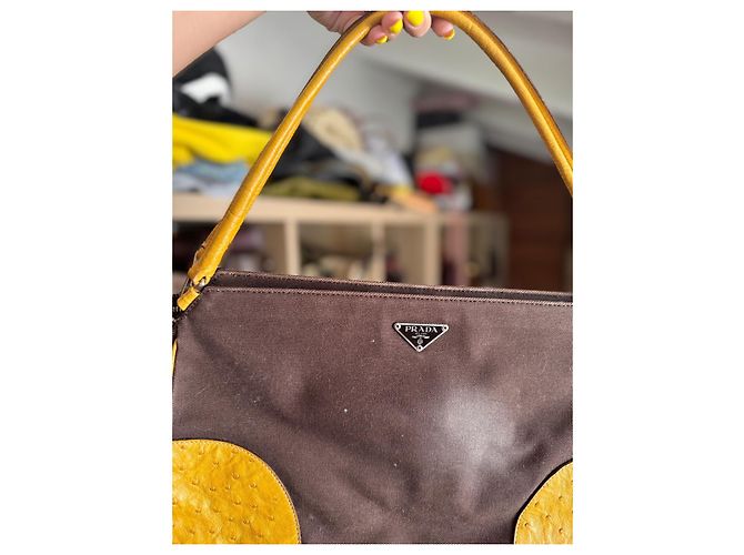Borsa a spalla Prada Gialla e Marrone Scuro Cotone e Pelle di struzzo Giallo - vista 2