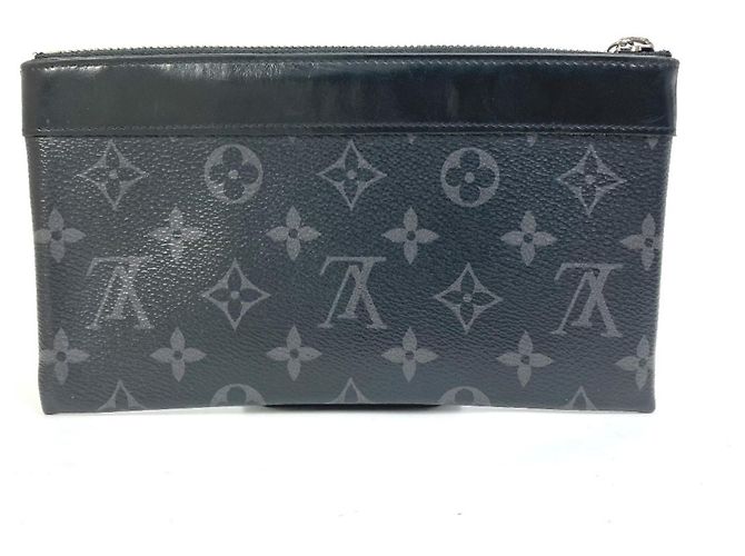 Pochete Discovery PM Monogram Eclipse da Louis Vuitton Preto Monograma - vista 2