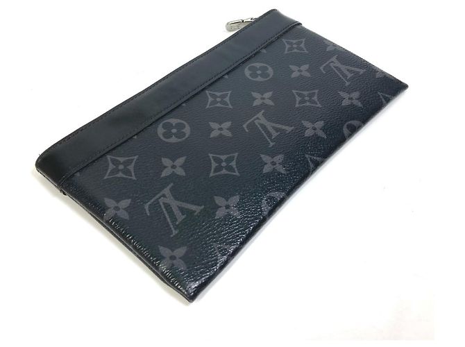 Pochete Discovery PM Monogram Eclipse da Louis Vuitton Preto Monograma - vista 3