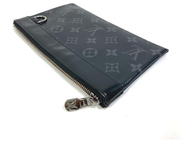 Pochete Discovery PM Monogram Eclipse da Louis Vuitton Preto Monograma - vista 4