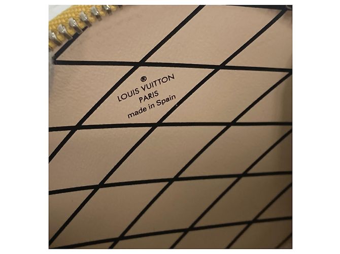 Louis Vuitton Micro Boite Chapeau Wallet with Chain Beige - view 11