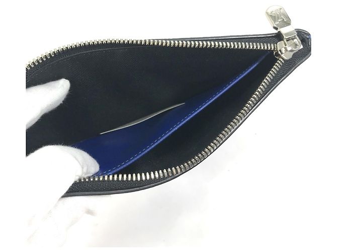 Borsa Clutch Pochette Discovery PM Taiga Rama di Louis Vuitton - vista 11