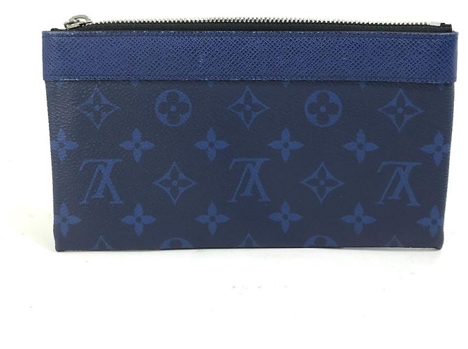 Borsa Clutch Pochette Discovery PM Taiga Rama di Louis Vuitton - vista 2