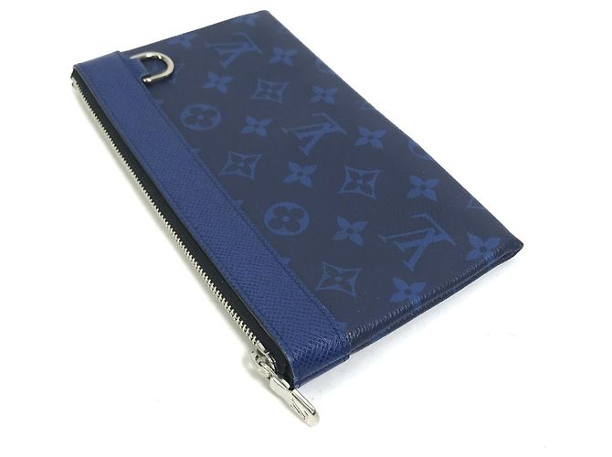 Borsa Clutch Pochette Discovery PM Taiga Rama di Louis Vuitton - vista 3