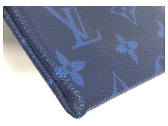 Borsa Clutch Pochette Discovery PM Taiga Rama di Louis Vuitton - vista 5