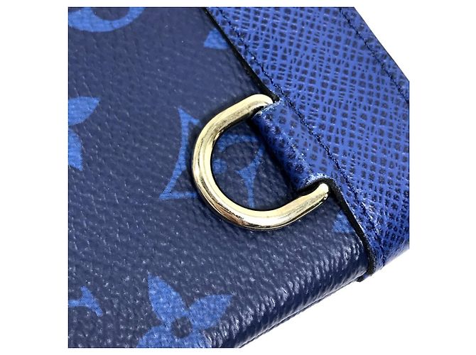 Borsa Clutch Pochette Discovery PM Taiga Rama di Louis Vuitton - vista 6