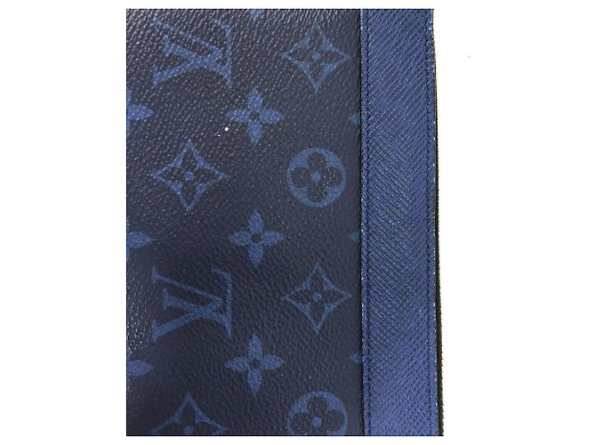 Borsa Clutch Pochette Discovery PM Taiga Rama di Louis Vuitton - vista 7