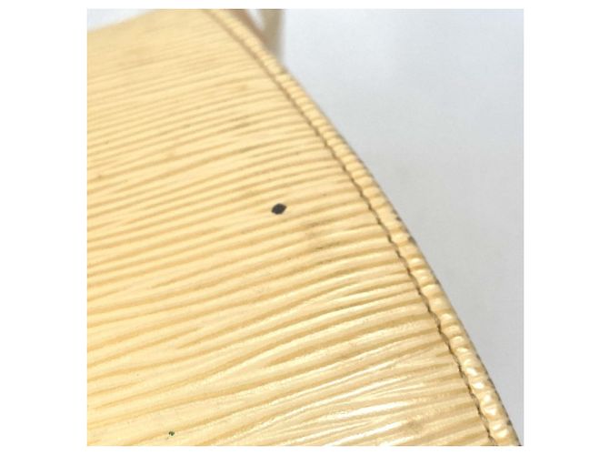 Borsa a Spalla Louis Vuitton Epi Nocturne PM Giallo - vista 9