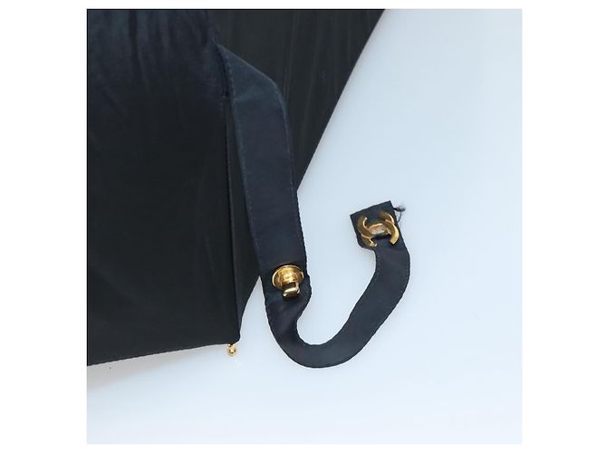 Ombrello pieghevole CHANEL & custodia per ombrello in nylon nero CC Auth 132558 - vista 6
