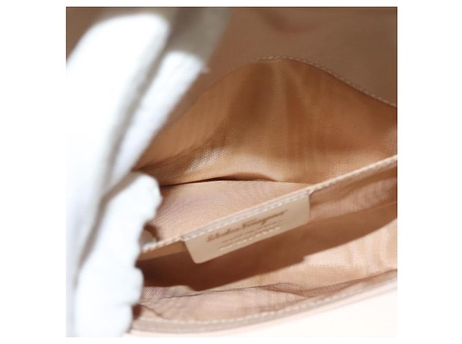 Borsa a Spalla Chain Vala in Pelle Beige Oro Auth 133406 di Salvatore Ferragamo - vista 21