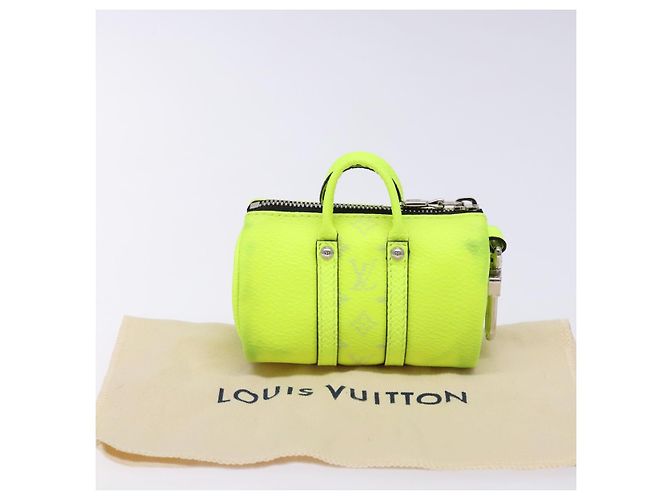 LOUIS VUITTON Taigalama Schlüsselanhänger Mini Keepall Charm Gelb M01048 Auth 136330 - Ansicht 12