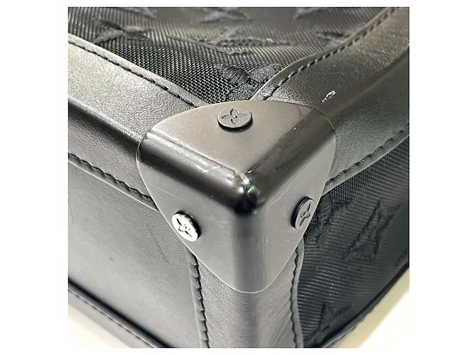 Borsa a Spalla Soft Trunk in Rete Ricamata Monogram Louis Vuitton Nero - vista 5