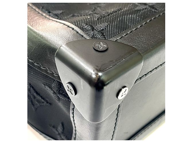 Borsa a Spalla Soft Trunk in Rete Ricamata Monogram Louis Vuitton Nero - vista 6