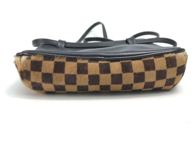 Bolsa de Ombro Pochette Gazelle Damier Sauvage M92130 Louis Vuitton Marrom - vista 4
