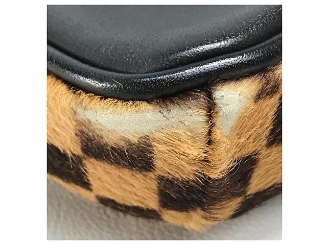 Bolsa de Ombro Pochette Gazelle Damier Sauvage M92130 Louis Vuitton Marrom - vista 8
