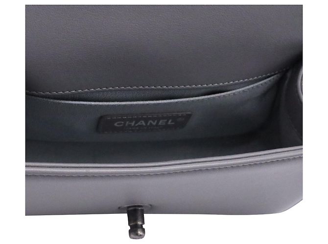 Borsa a spalla Chanel Small Boy Flap in pelle di vitello grigia Grigio - vista 4