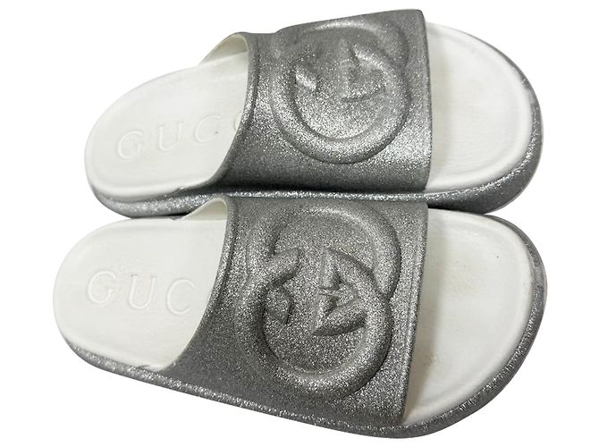 Infradito in gomma argentata con logo GG glitterato di Gucci - vista 6