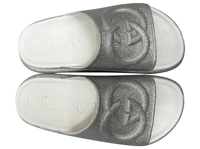 Infradito in gomma argentata con logo GG glitterato di Gucci - vista 7
