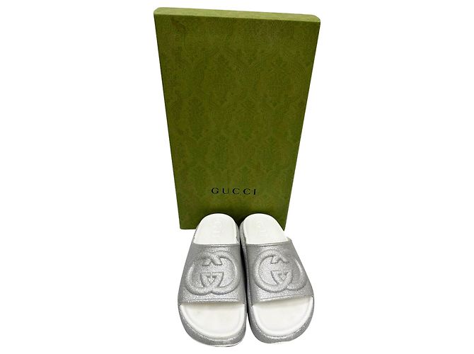 Infradito in gomma argentata con logo GG glitterato di Gucci - vista 9