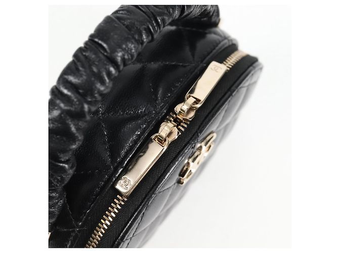CHANEL Pochette Matelassé in Pelle di Agnello Nera Oro CC Auth 132970M Nero D'oro - vista 19