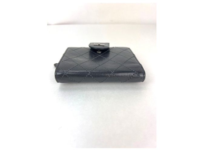 Chanel 2.55 Reissue Compact Wallet aus gealtertem Kalbsleder in Grau mit Reißverschluss - Ansicht 3