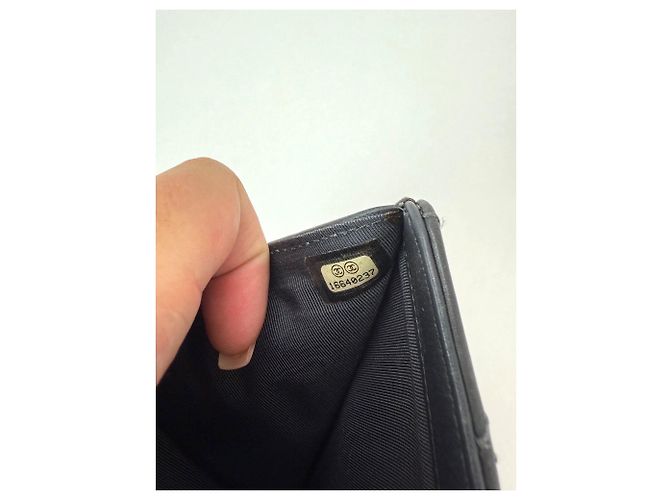 Chanel 2.55 Reissue Compact Wallet aus gealtertem Kalbsleder in Grau mit Reißverschluss - Ansicht 7
