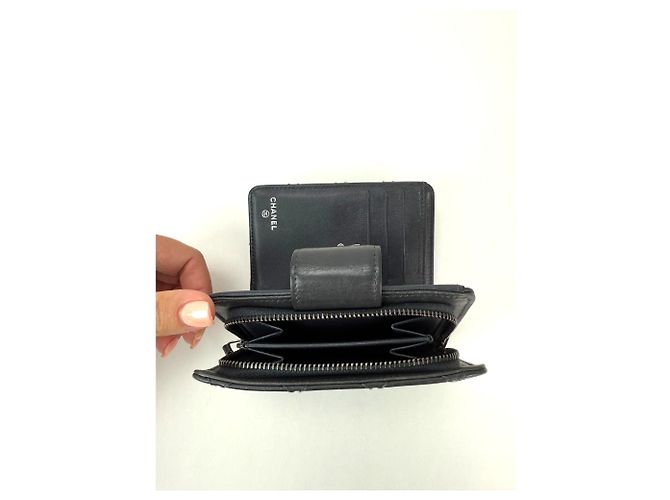 Chanel 2.55 Reissue Compact Wallet aus gealtertem Kalbsleder in Grau mit Reißverschluss - Ansicht 8