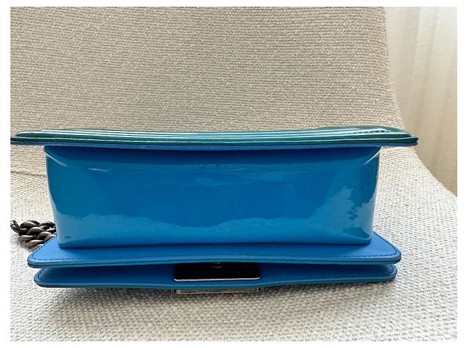 Borsa Chanel Boy blu in pelle verniciata - vista 2
