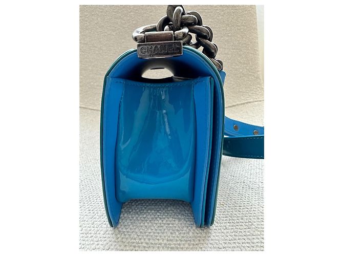 Borsa Chanel Boy blu in pelle verniciata - vista 3