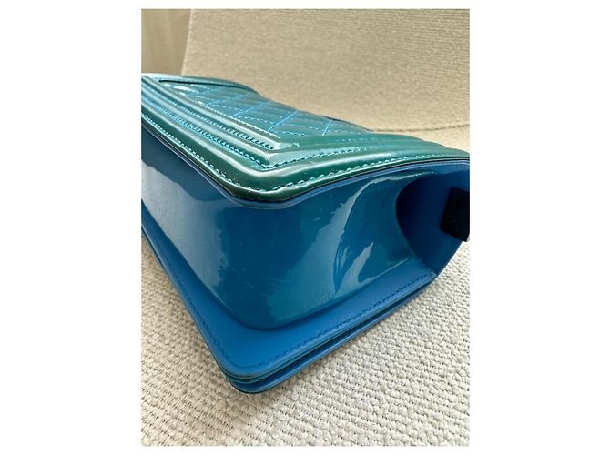 Borsa Chanel Boy blu in pelle verniciata - vista 5