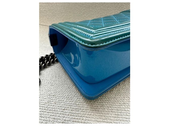 Borsa Chanel Boy blu in pelle verniciata - vista 6