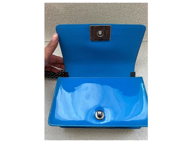 Borsa Chanel Boy blu in pelle verniciata - vista 7
