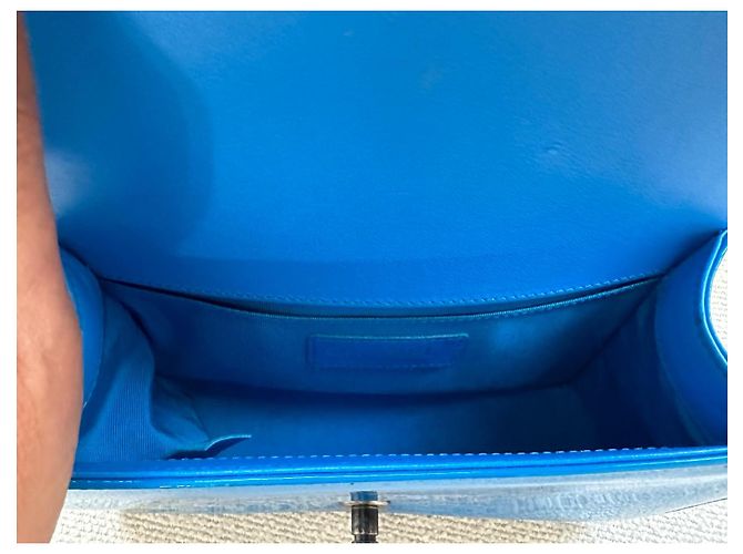 Borsa Chanel Boy blu in pelle verniciata - vista 8