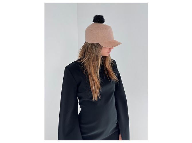 Cappello in canapa beige Eugenia Kim con pompon nero - vista 2