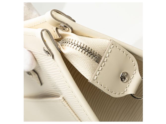 Louis Vuitton Epi Blanc Madeleine GM - vue 9