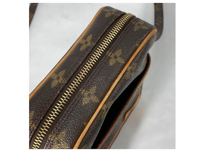 Bolso de Hombro Pochette Danube Monograma Louis Vuitton Castaño - vista 12