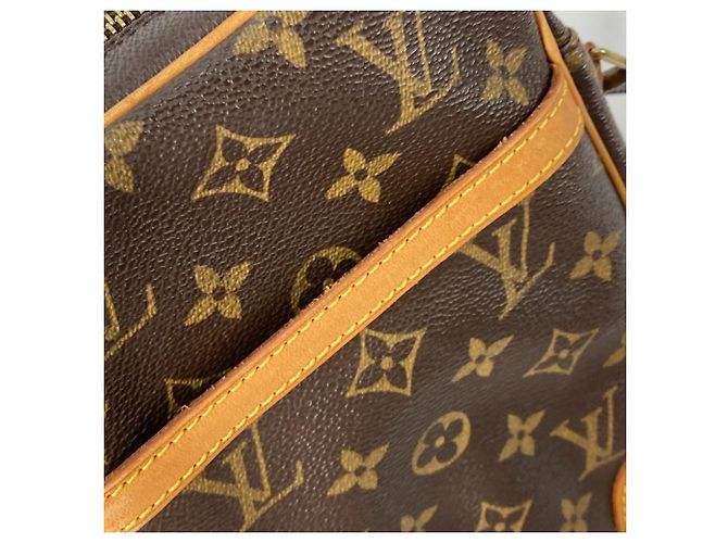 Bolso de Hombro Pochette Danube Monograma Louis Vuitton Castaño - vista 13