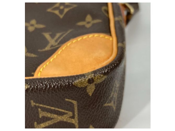 Bolso de Hombro Pochette Danube Monograma Louis Vuitton Castaño - vista 6