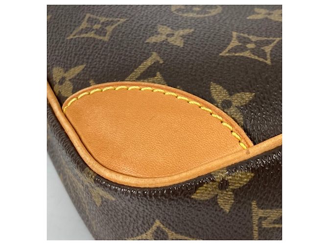 Bolso de Hombro Pochette Danube Monograma Louis Vuitton Castaño - vista 8