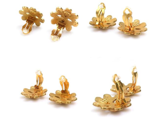 Orecchini a clip in metallo dorato Chanel Coco Mark D'oro - vista 3
