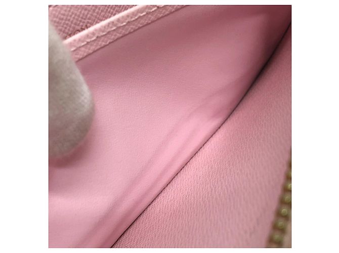 Cartera Zippy Monogram de Louis Vuitton junto a la piscina Rosa Monograma - vista 10