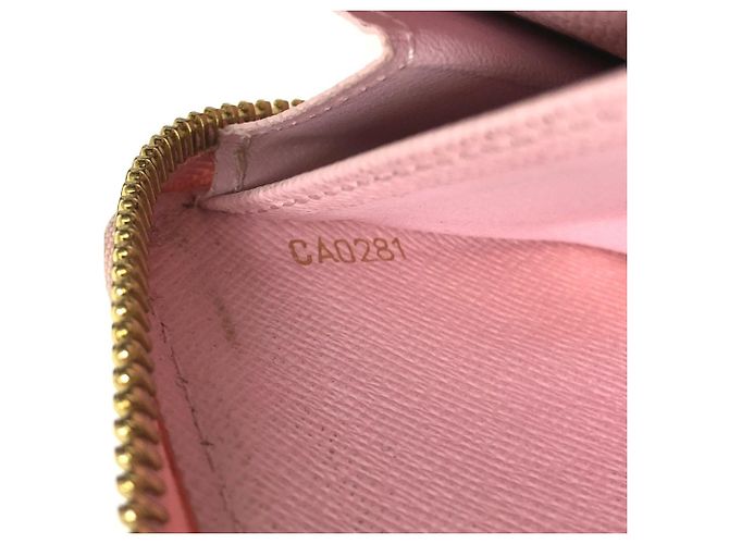 Cartera Zippy Monogram de Louis Vuitton junto a la piscina Rosa Monograma - vista 12