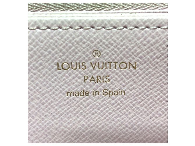 Cartera Zippy Monogram de Louis Vuitton junto a la piscina Rosa Monograma - vista 13
