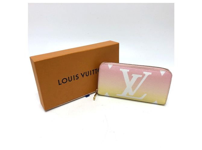 Cartera Zippy Monogram de Louis Vuitton junto a la piscina Rosa Monograma - vista 14