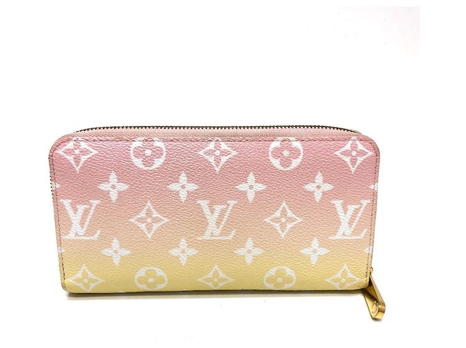 Cartera Zippy Monogram de Louis Vuitton junto a la piscina Rosa Monograma - vista 2