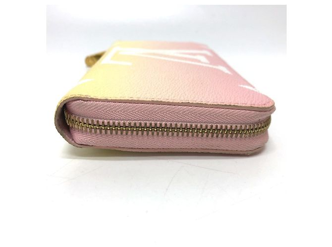 Cartera Zippy Monogram de Louis Vuitton junto a la piscina Rosa Monograma - vista 3