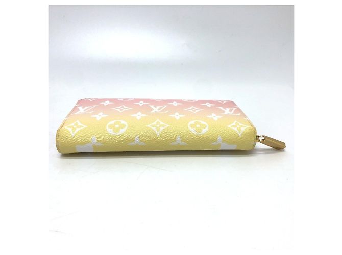 Cartera Zippy Monogram de Louis Vuitton junto a la piscina Rosa Monograma - vista 4