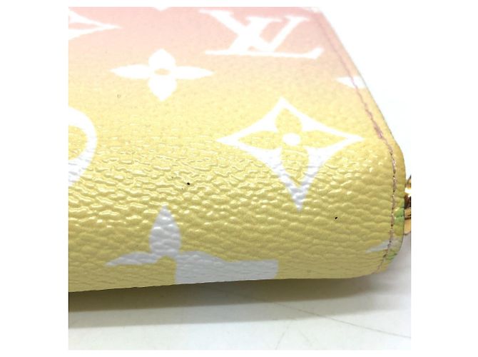 Cartera Zippy Monogram de Louis Vuitton junto a la piscina Rosa Monograma - vista 6